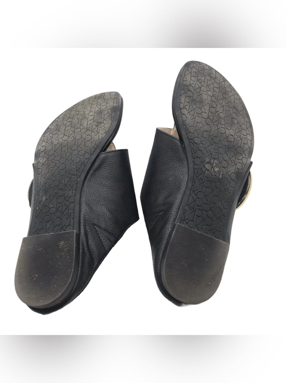 CALVIN KLEIN "BEHATI" BLACK PEBBLED LEATHER W/GOLD SIGNATURE PLATE SANDALS (6) - Picture 11 of 12